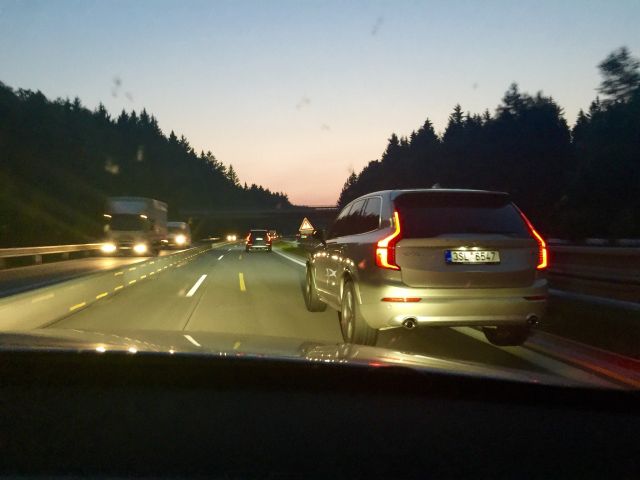 XC 90 na ceste 1.jpg